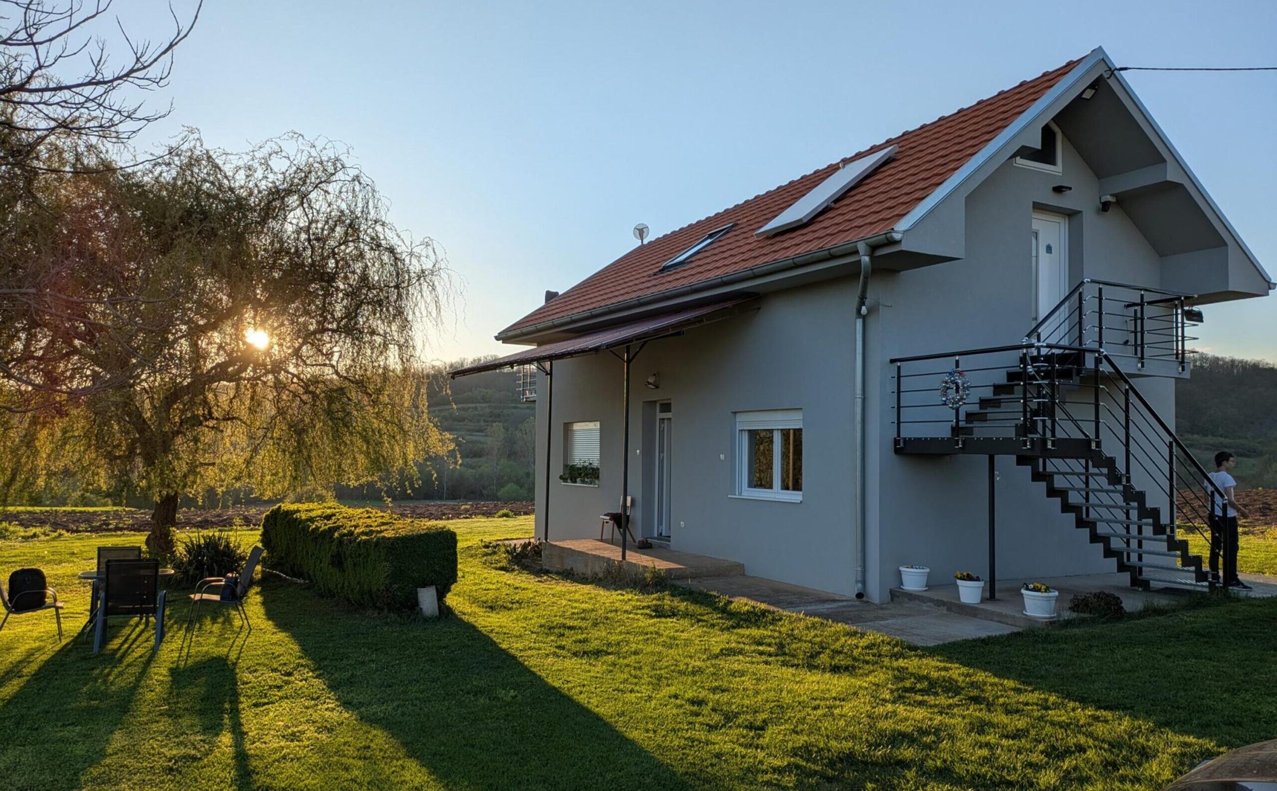 Agro Lux apartman okružen zelenilom, sa terasom u bašti i pogledom na prirodu, u okolini Sokobanje i Vrmdže.