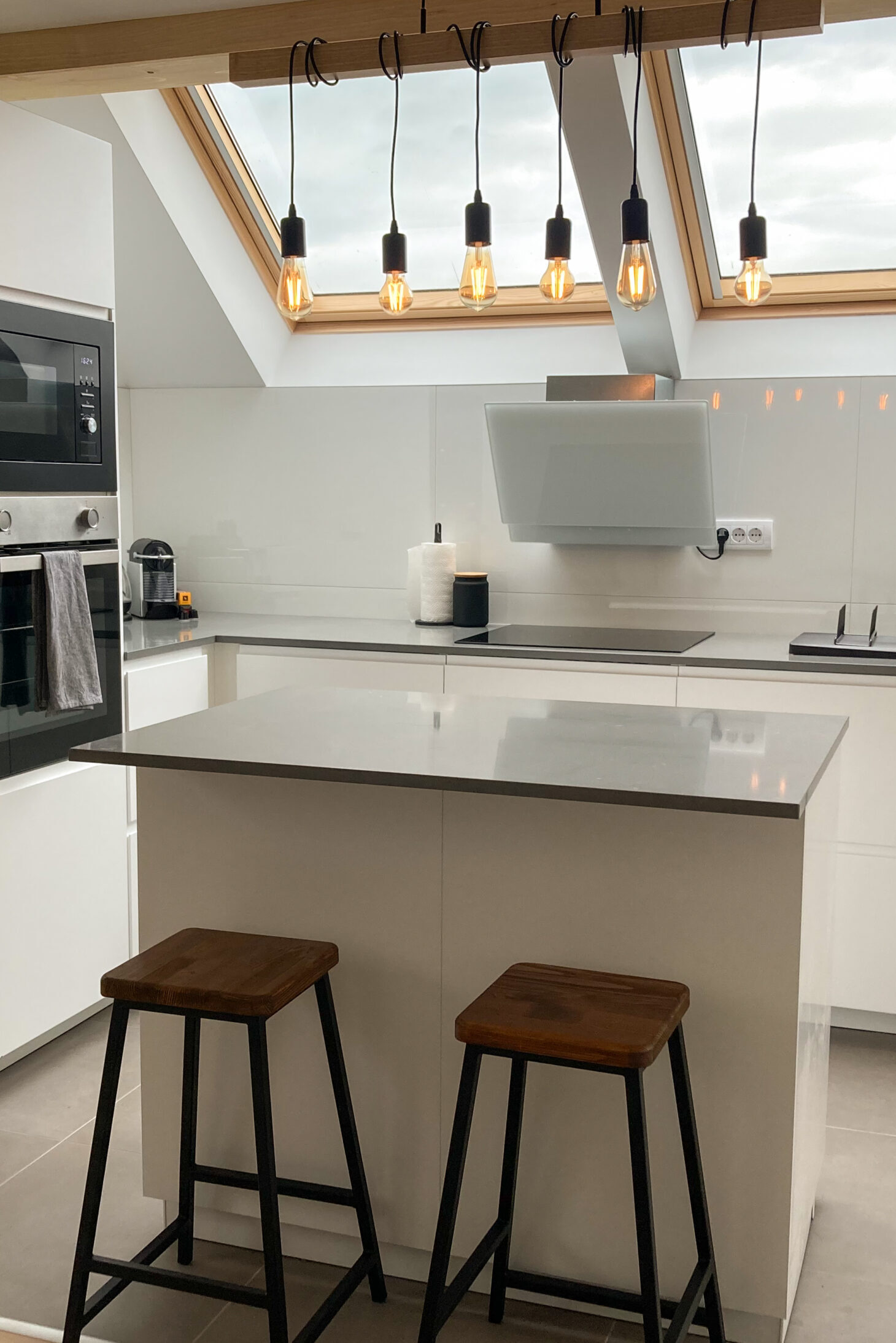 Moderna i potpuno opremljena kuhinja apartmana Agro Lux – privatan smeštaj blizu Sokobanje i Vrmdže.