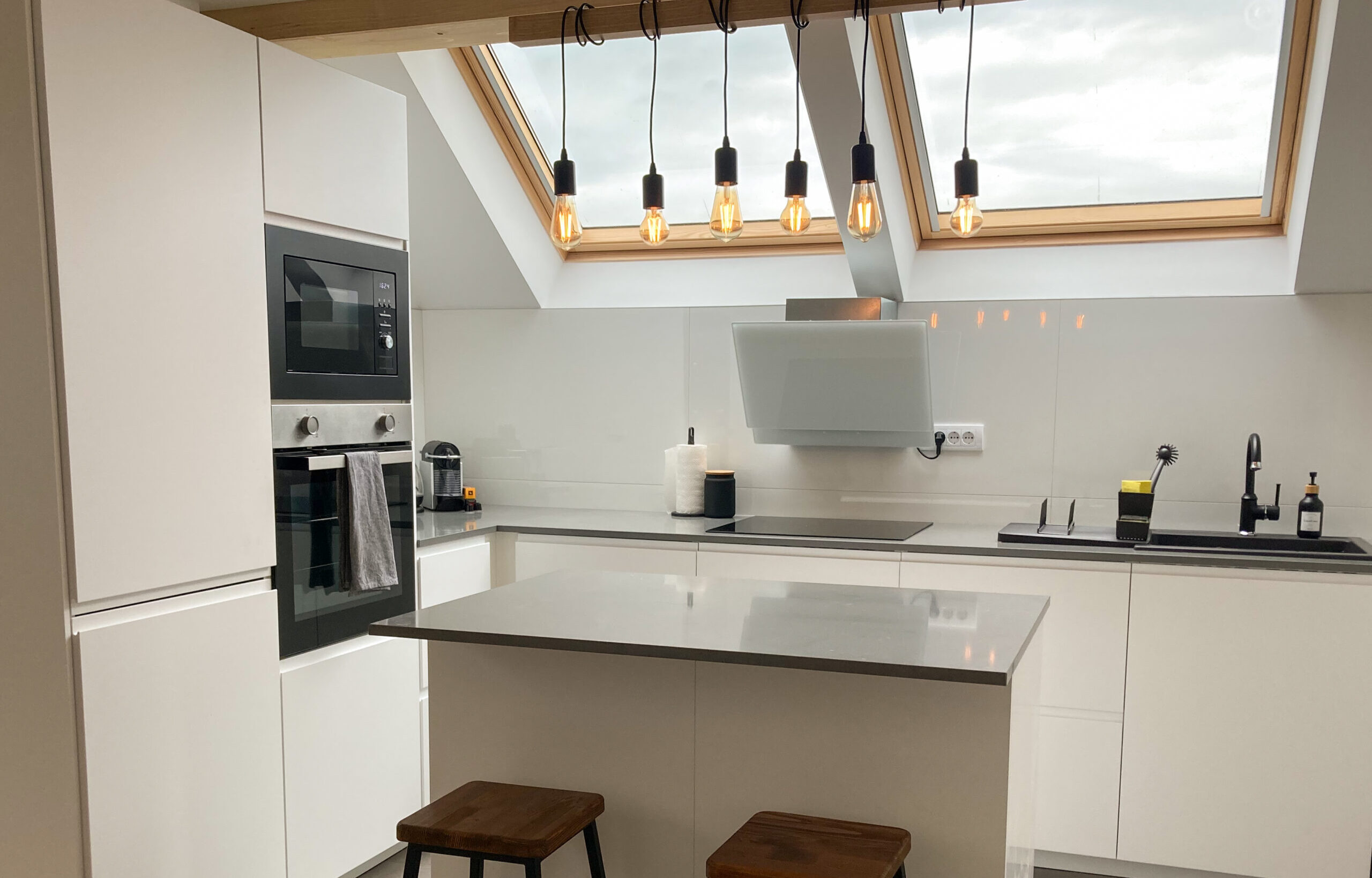 Moderna kuhinja Agro Lux apartmana sa kuhinjskim ostrvom i kompletnom opremom, blizu Sokobanje.