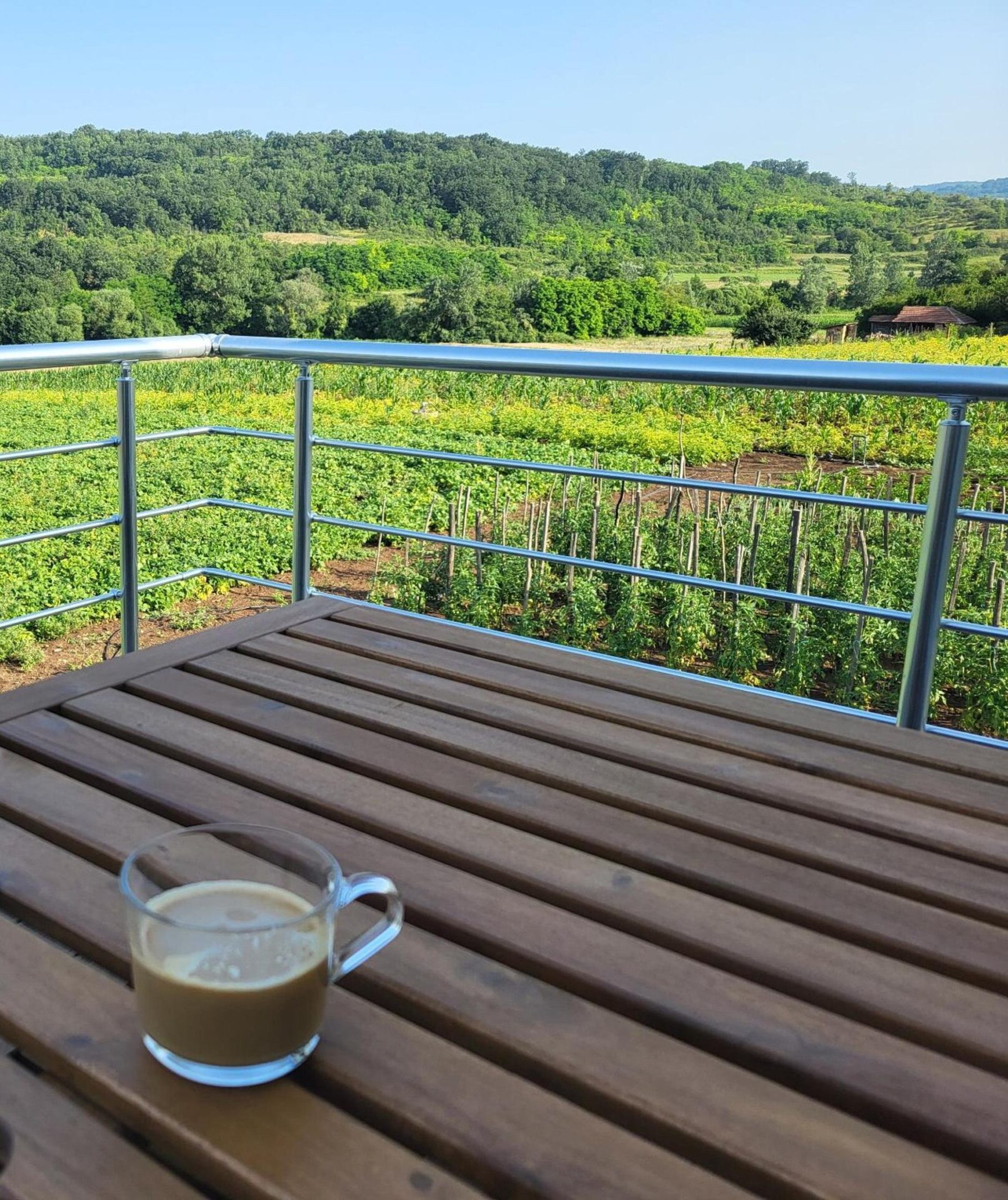 Apartman Agro Lux sa fokusom na održivost, solarnim panelima i prirodnim materijalima.