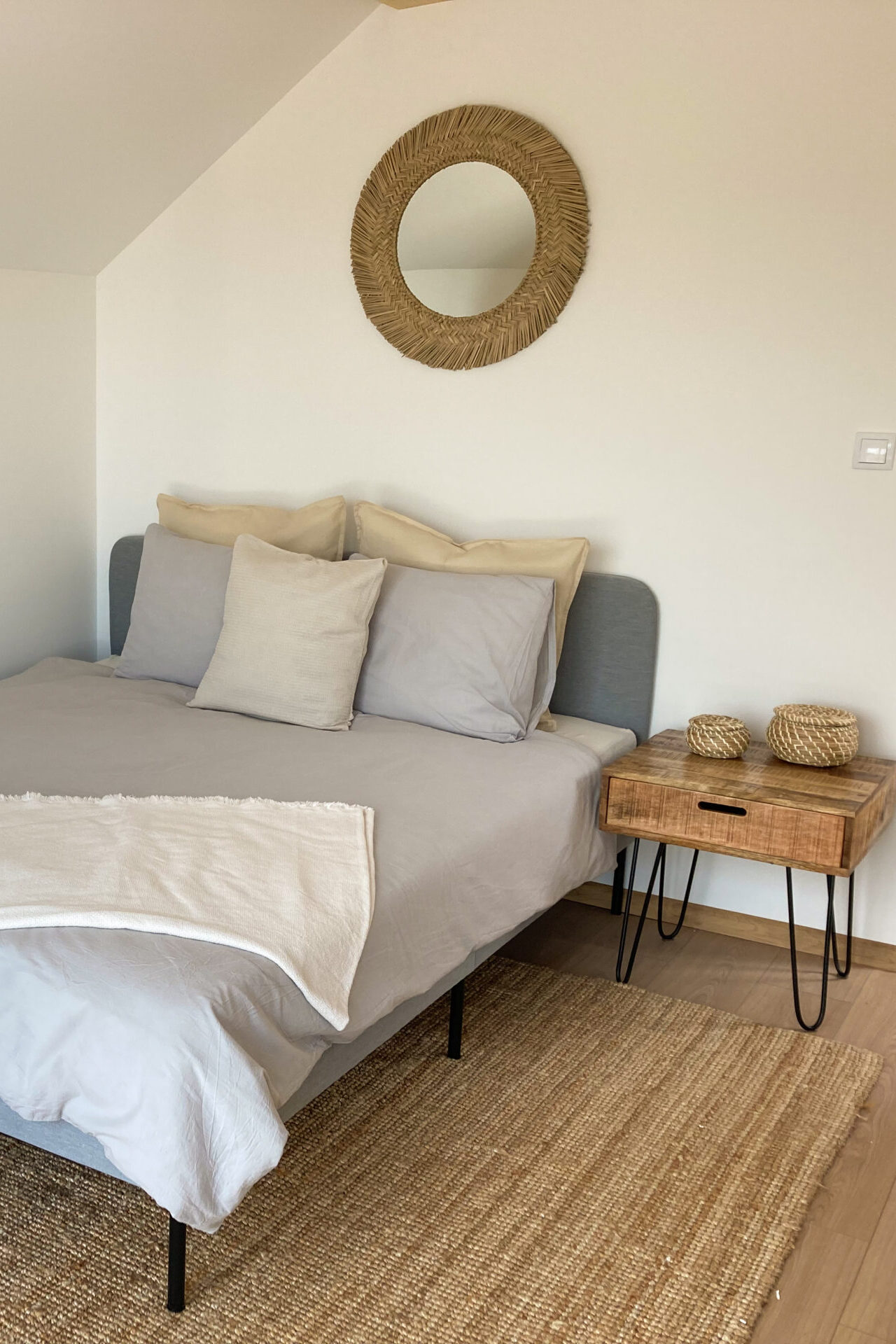 Moderna spavaća soba sa pogledom u privatnom smeštaju Agro Lux Sokobanja.