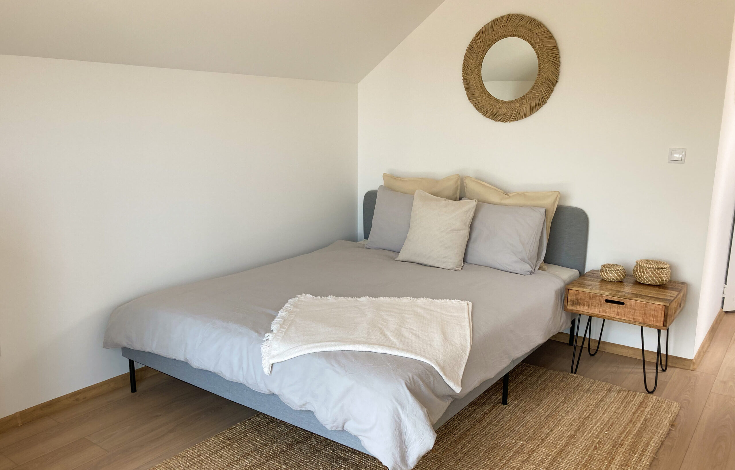 Udobna i moderna spavaća soba Agro Lux apartmana, savršena za miran odmor u prirodi Sokobanje.